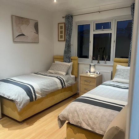 Twin Room At The Bungalow With Shared Shower Room Кетъринг Екстериор снимка