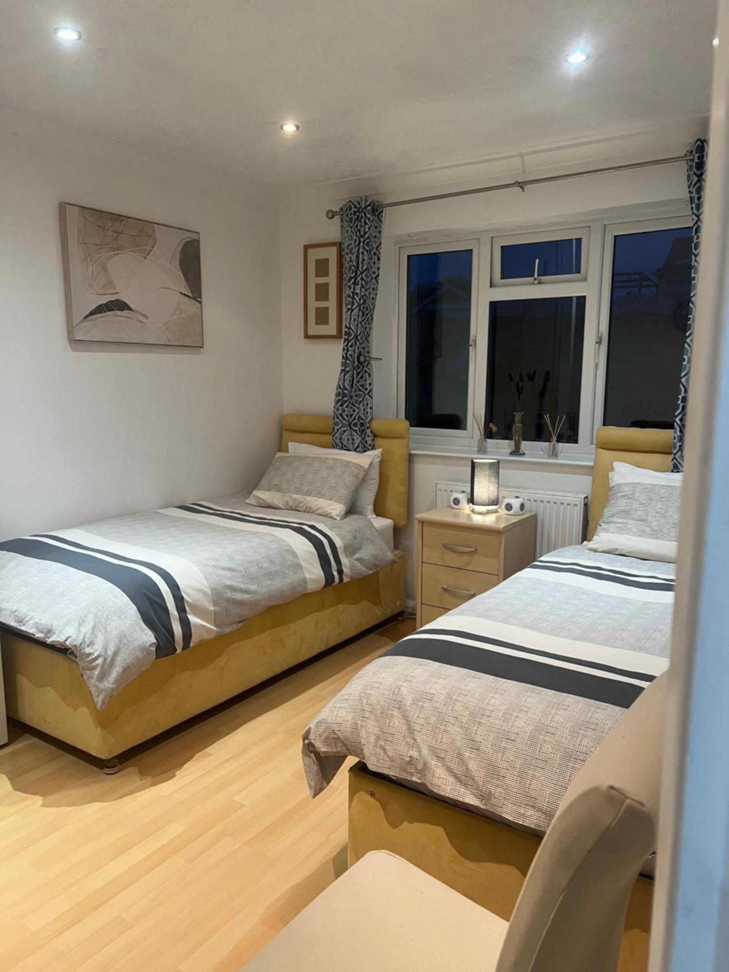 Twin Room At The Bungalow With Shared Shower Room Кетъринг Екстериор снимка